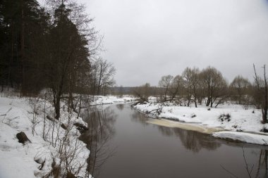 Bahar manzarası. Nehir ilkbaharın başında. Buzlar çözülsün. Kötü bir gün.