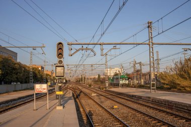 Barselona, İspanya - 20 Aralık 2021. Barcelona yakınlarındaki bir İspanyol tren istasyonunda tren rayları ve elektrik direkleri. Raylar ve yataklar kapanıyor..