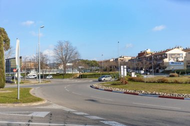 Blanes, İspanya - 22 Aralık 2021: Şehir manzarası, küçük bir Avrupa kasabasında güneşli bir gün. Kentsel çevre.
