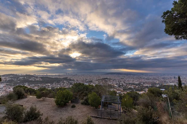 Живописный Пейзаж Барселоны Холма Ранним Утром Солнечные Лучи Сквозь Облака — стоковое фото