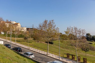 Turizm şehrinin merkezine park et. Şehir çevresi. Güzel manzaralı bir şehir manzarası. Parlak yeşillik, güneş tarafından aydınlatılıyor..