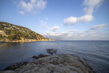 Güneşli bir günde manzaralı deniz manzarası. Parlak yeşillik ve masmavi deniz. Akdeniz, Costa Brava, İspanya.