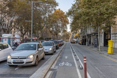 Passeig de Gracia, Barselona, İspanya - 22 Aralık 2021: sabah trafiği. Boş bisiklet yolu