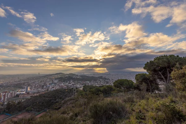 Панорама Барселоны Воздуха Ранним Утром Город Тенями Облаков Драматическое Небо — стоковое фото