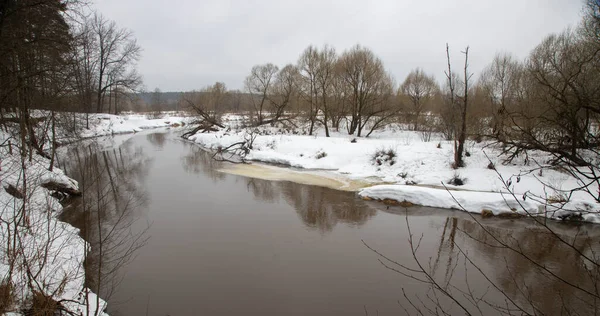 Ανοιξιάτικο Τοπίο Ποταμός Νωρίς Την Άνοιξη Ξεπαγώσει Είναι Μια Άσχημη — Φωτογραφία Αρχείου