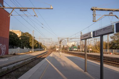 Tren istasyonu Castelldefels. Tren yolculuğu. Demiryolu platformunda modern şehirlerarası tren. Yolcu treni akşam treninde..