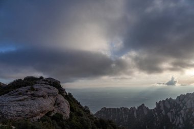 Dağlı görkemli bir manzara. Montserrat dağında manzara ve güzel gün batımı. Montserrat Katalan Doğal Parkı 'ndaki kaya oluşumları ve uçurumlar. Barselona, Katalonya, İspanya