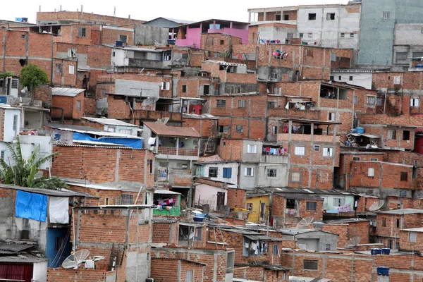 Sloppenwijk, armoede in de buurt van sao paulo — Stockfoto