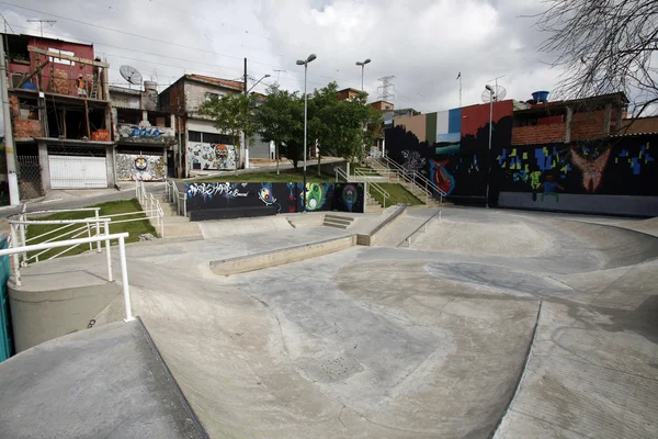 Pista de skate em favela revitalizada — Fotografia de Stock