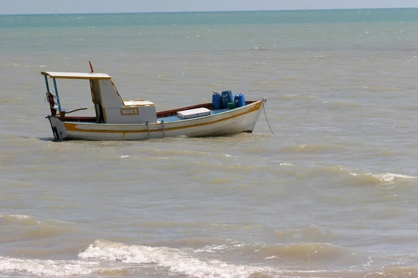 ブラジルの海岸をボートします。 — ストック写真