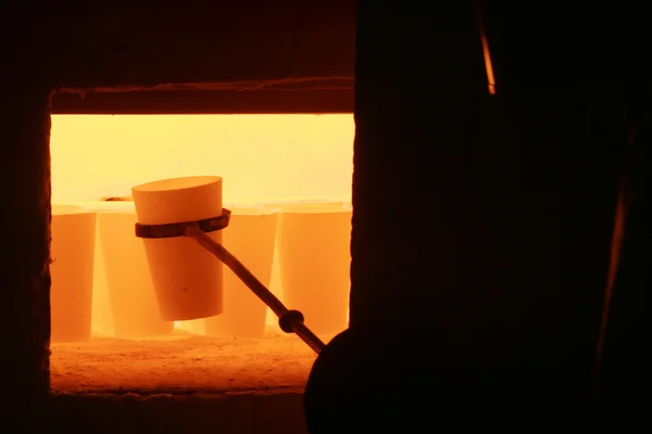 Melting pot avec métal liquide — Photo