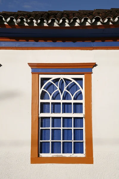 Ventana ciudad colonial en Brasil — Foto de Stock