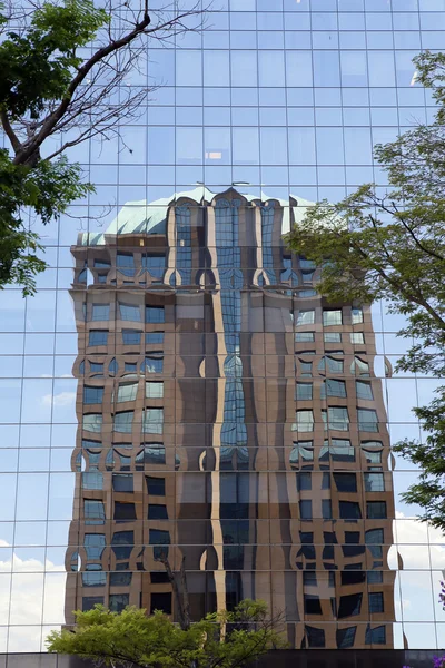 Reflexão do edifício — Fotografia de Stock