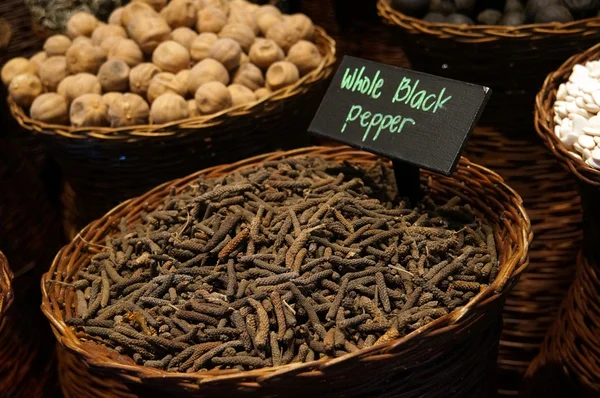 Whole black pepper — Stock Photo, Image