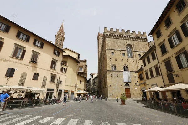 Mensen op de straat van de oude Italiaanse stad florence. Flore — Stockfoto