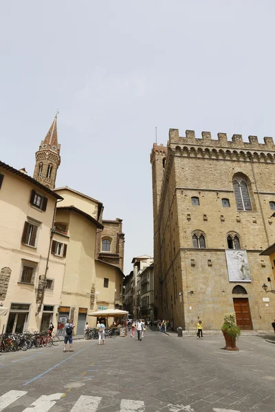 Mensen op de straat van de oude Italiaanse stad florence. Flore — Stockfoto