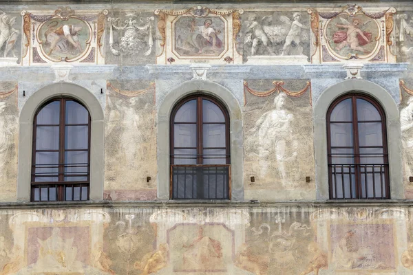 Facade of house is decorated with fresco in florence, toscany, i — Stock Photo, Image
