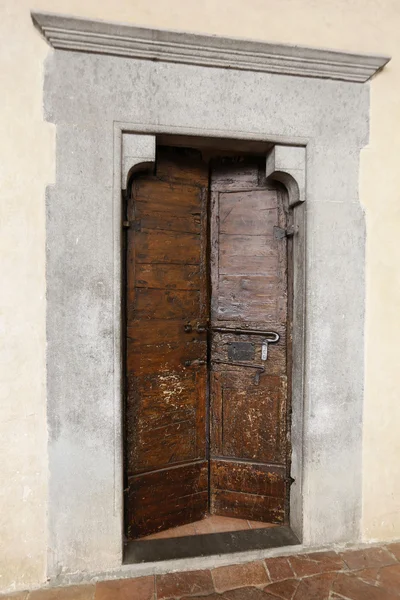 Old door in tuscany — Stock Photo, Image