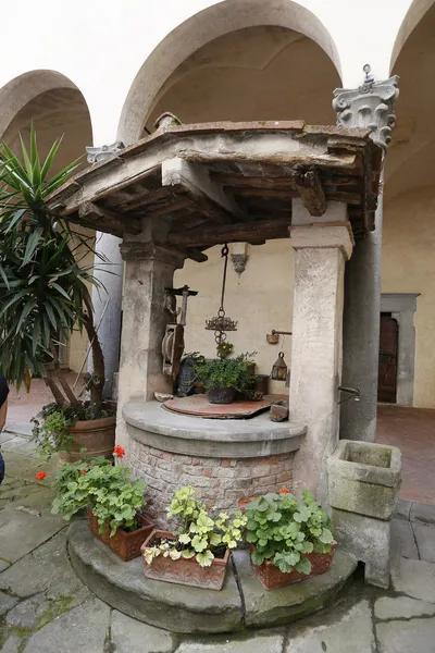 Old Water Well Castle Tuscany Italy — 图库照片