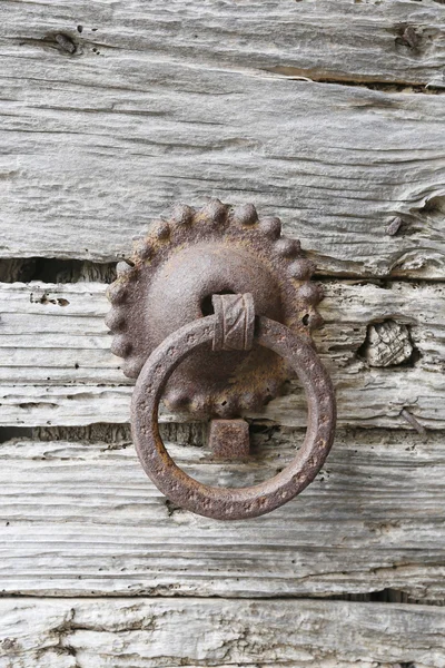 Старые дверные стукачи — стоковое фото