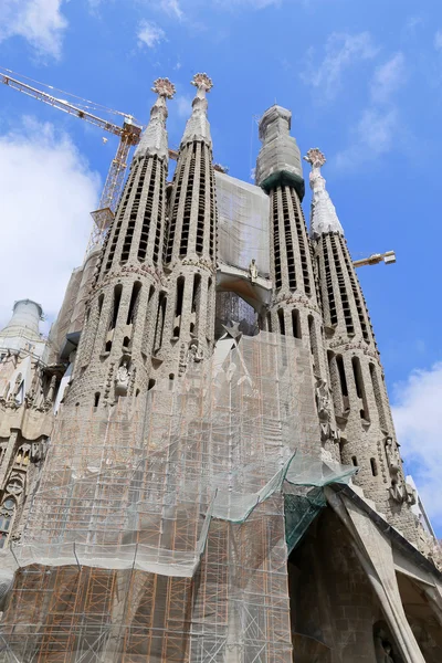 La sagrada familia, zaprojektowany przez Antoniego Gaudiego w Barcelonie. — Zdjęcie stockowe