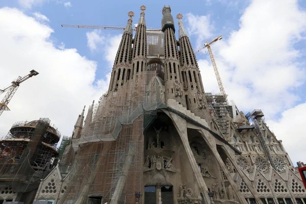 La sagrada familia, zaprojektowany przez Antoniego Gaudiego w Barcelonie. — Zdjęcie stockowe