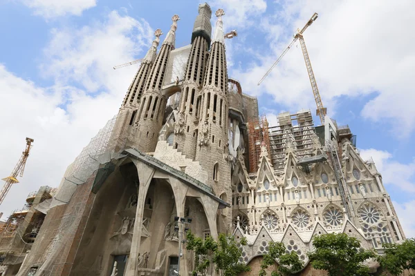 La sagrada familia, zaprojektowany przez Antoniego Gaudiego w Barcelonie. — Zdjęcie stockowe