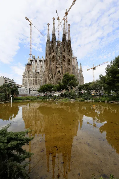 La sagrada familia, zaprojektowany przez Antoniego Gaudiego w Barcelonie. — Zdjęcie stockowe