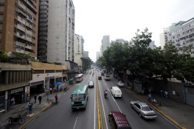 Caracas, Venezuela 05/2015 - şehir Caracas Caddesi'nde yolda yaklaşık