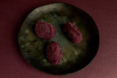 Mor patates şekeri, kırmızı arkaplanlı Brezilya tatlısı. Brezilya Haziran Partisi 'nde tipik.