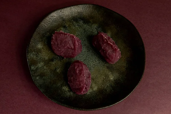 Mor patates şekeri, kırmızı arkaplanlı Brezilya tatlısı. Brezilya Haziran Partisi 'nde tipik.