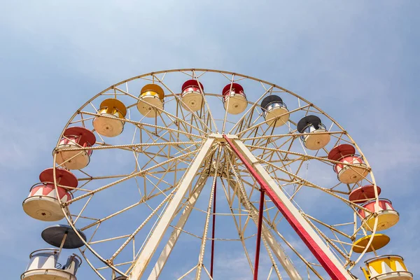 Roda Gigante Colorida Parque Diversões Com Céu Azul Fundo — Fotografia de Stock