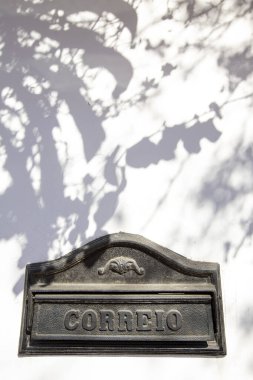 Brezilya 'nın Sao Paulo eyaleti Santana do Parnaiba şehrinde Correio (posta) damgalı klasik Brezilya posta kutusu