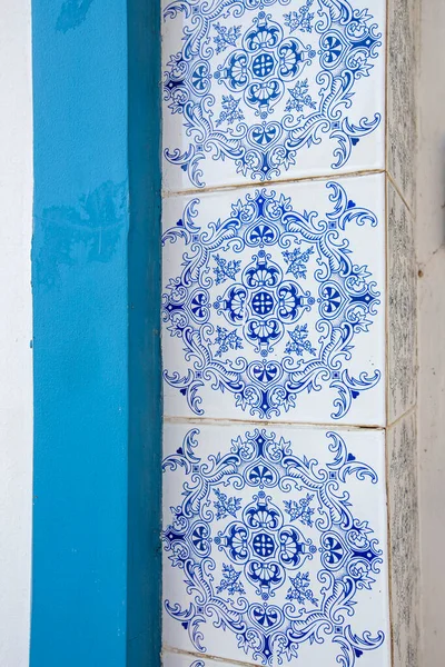 巴西圣保罗州帕内巴市桑塔纳多住宅的立面装饰着蓝色阿拉伯装饰的葡萄牙瓷砖 — 图库照片