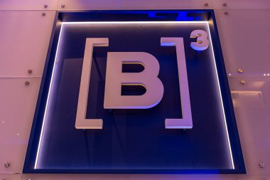 Sao Paulo, Brezilya - 26 Ekim 2021 - Brezilya 'nın tarihi şehri Sao Paulo' nun eski şehir merkezinde bulunan Brezilya Borsası, B3 'ün logosu.