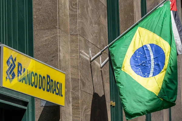 ブラジル サンパウロ2021年10月26日ブラジル サンパウロ市のダウンタウンでブラジル国旗を掲揚 — ストック写真