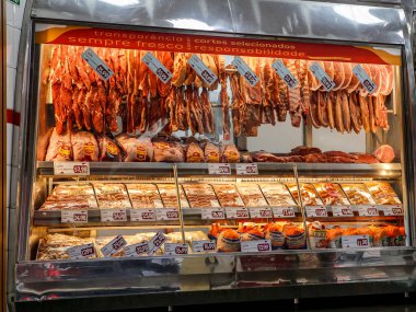 Sao Paulo, Brezilya - 24 Ekim 2021 - Kasap dolabında et parçaları görüldü