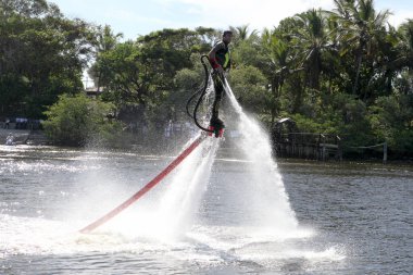 Bahia, Brezilya - 19 Şubat 2013 - uçuş binicisi. Su sporları konsepti. Yaz aşırı sporları