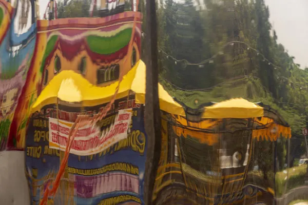 Réflexions Abstraites Multicolores Dans Parc Attractions Contexte — Photo