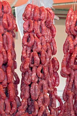 Piyasadaki taze sosis son tüketiciye satışa sunulacak. Sao Paulo, Brezilya