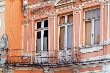 Brezilya, Sao Paulo 'daki eski evlerin balkonu ve pencereleri.