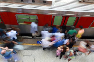 Tren kapısının açılmasını bekleyen bulanık insanlar. Sao Paulo şehri, Brezilya