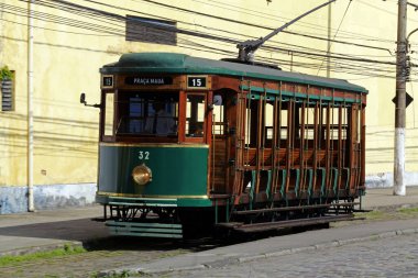 Santos, SP, Brezilya - 18 Temmuz 2015 - Bonde Cafe, turistik tramvay Santos 'un tarihi merkezinden geçiyor. Portekizce Maua Meydanı