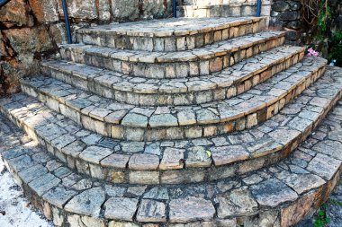 Taş merdivenleri kapatın, aşağıdan yukarı bakın.