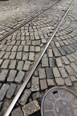 Tramvay rayları Santos City, Brezilya 'da sokak taşlarının üzerinden geçiyor.