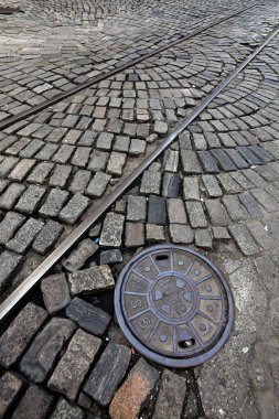 Tramvay rayları Santos City, Brezilya 'da sokak taşlarının üzerinden geçiyor.