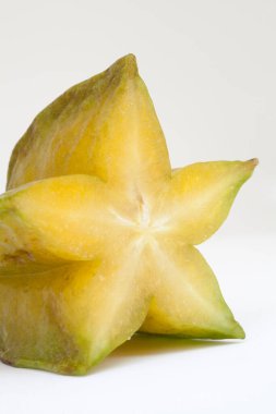 Beyaz arka planda, yıldız meyvesinin tamamını ve kesimini kapat