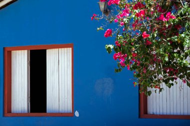 Ünlü Quadrado Meydanı 'nın renkli yüzlü evleri. Porto Seguro şehri, Bahia, Brezilya