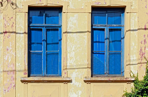 Древние Синие Окна Желтой Стене Сантана Парнаиба Штат Сао Паулу — стоковое фото
