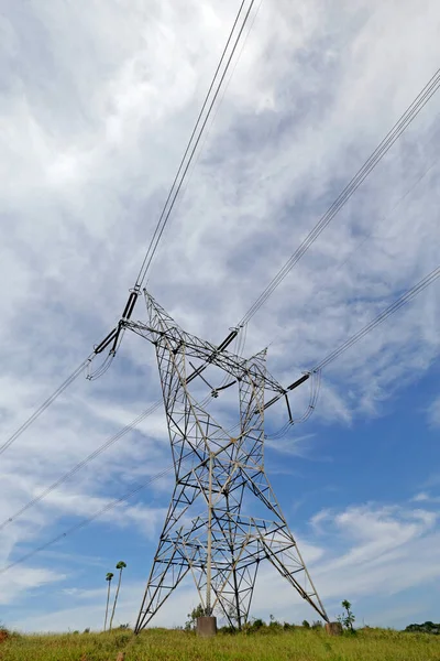 Elektrisk Kraftöverföring Torn Korsar Grönsaksplantager Med Blå Himmel Och Moln — Stockfoto